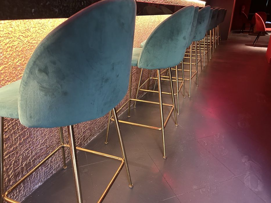 Banco alto de veludo