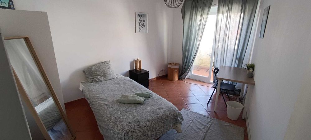 Roupeiro, secretária, colchão, etc