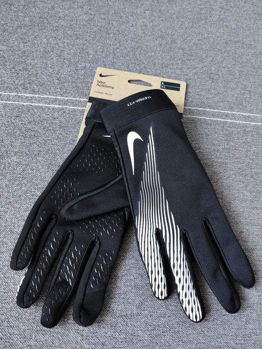 Czarne rękawiczki Nike do biegania i nie tylko obsługa telefonu