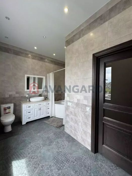 Продам Дом. Победа-4. Кухня-студия. 3 отдельные спальни. 140000$