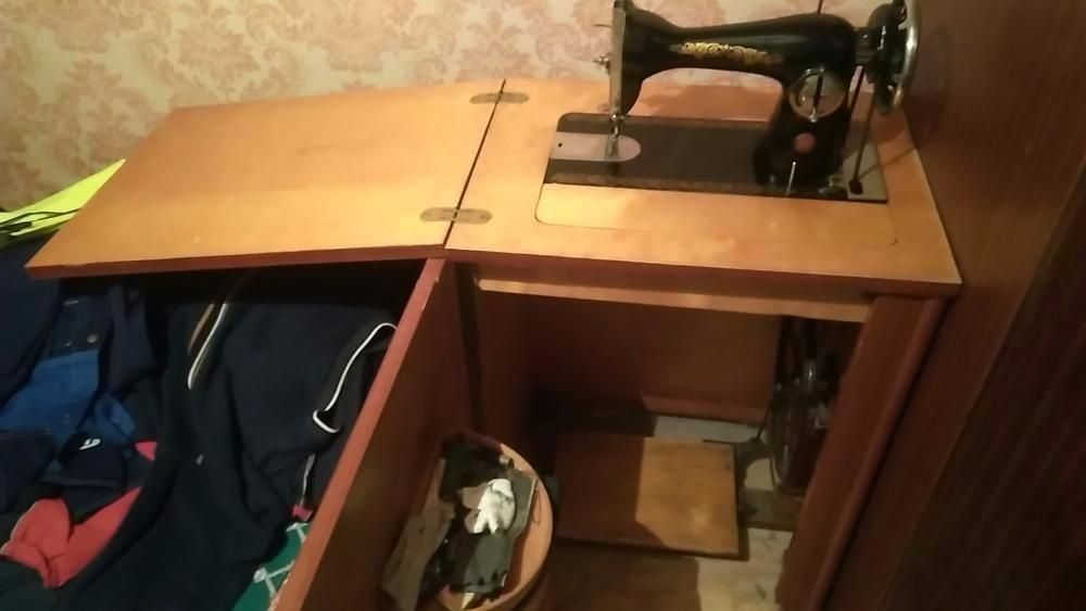 Швейная машина Подольск с ножным приводом и тумбой