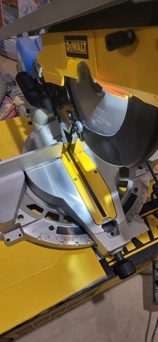 Комбинированая торцовочная пила Dewalt  27113qsw