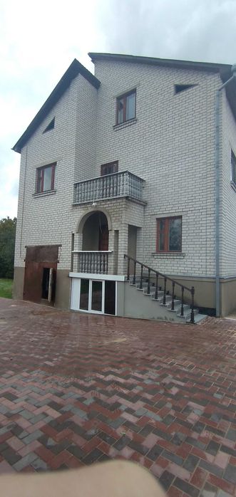 Продам дом в Житомире  ( 270 м² | 10 соток | Сад , огород | 2 гаража )