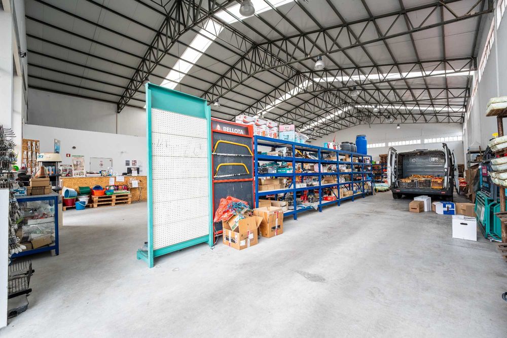 Arrenda-se Armazém - Fornos