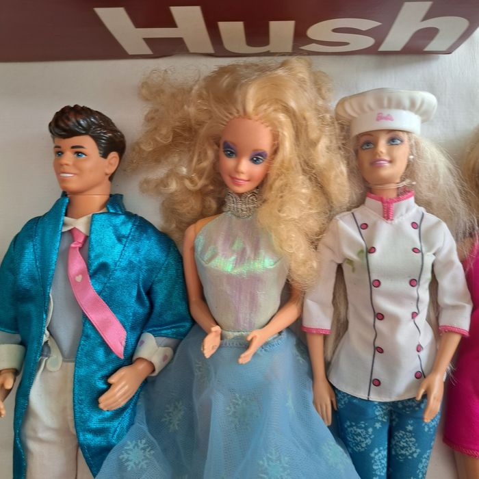 Conjunto de Barbies e Bonecas Variadas
