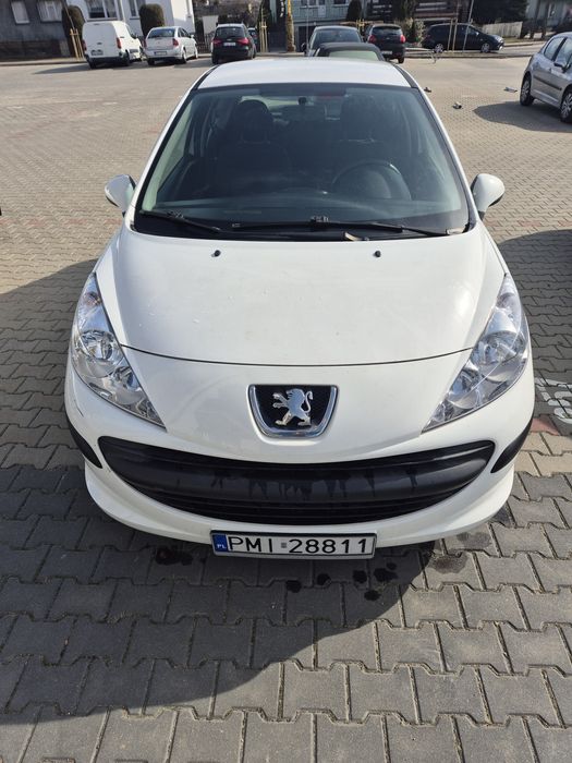 Peugeot 207 benzyna.