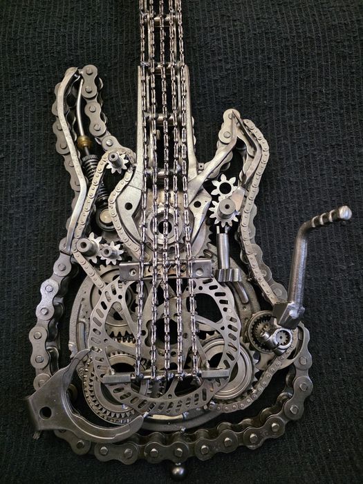 Rzeźba z metalu - gitara elektryczna