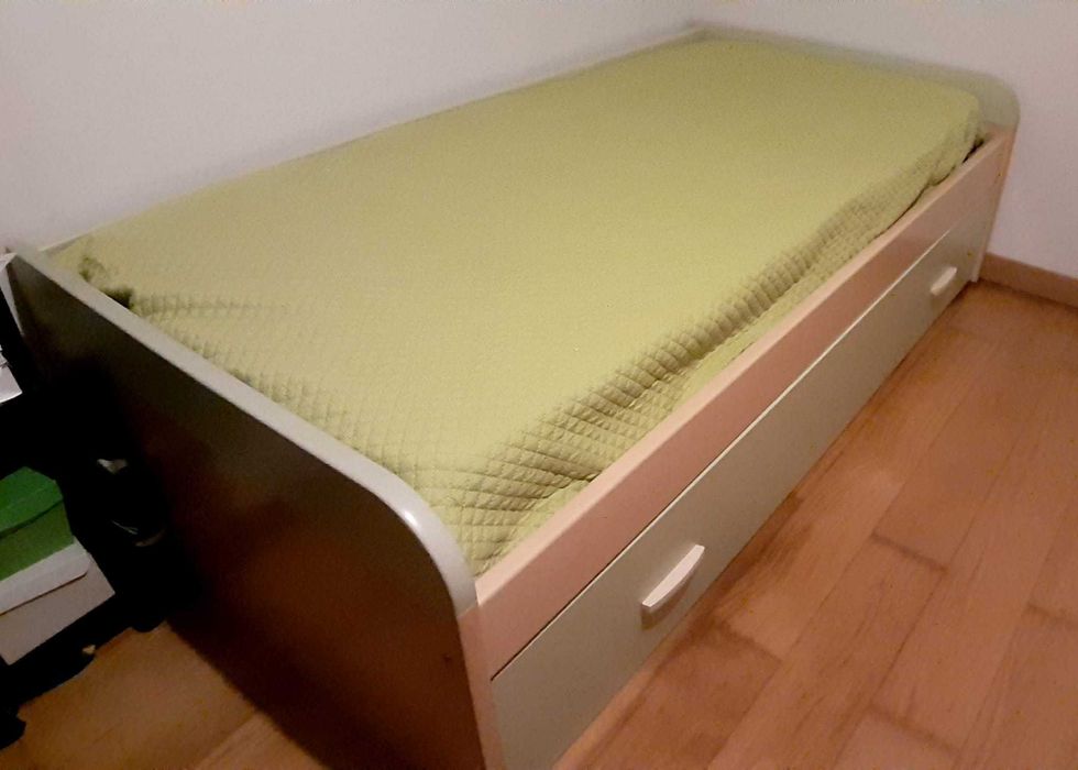 Mobília de quarto solteiro.