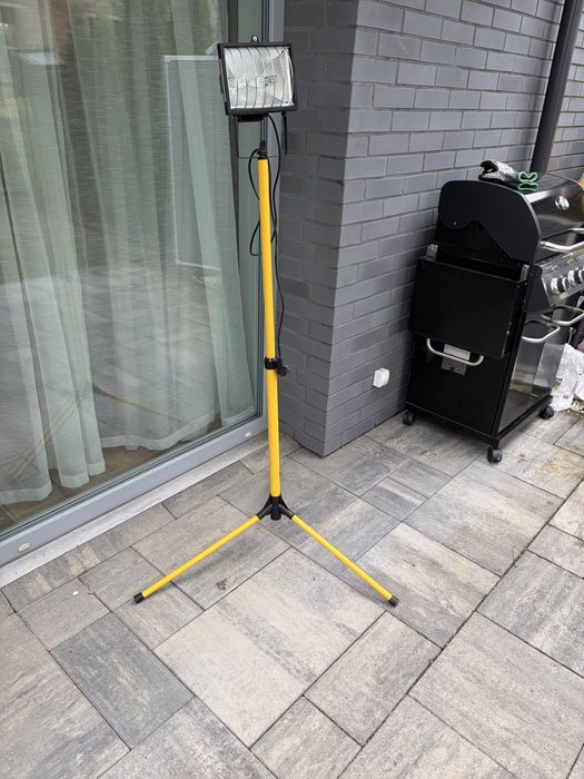 Lampa budowlana / Naświetlacz na regulowanym statywie (halogen roboczy)