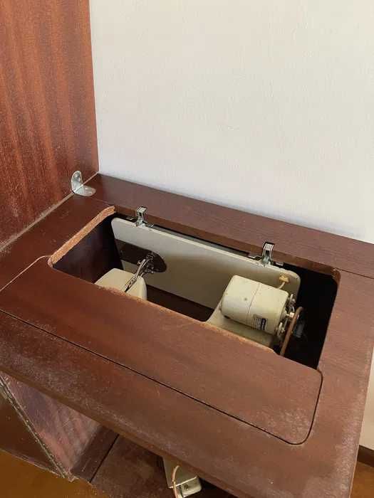 Máquina de Costura Oliva com móvel
