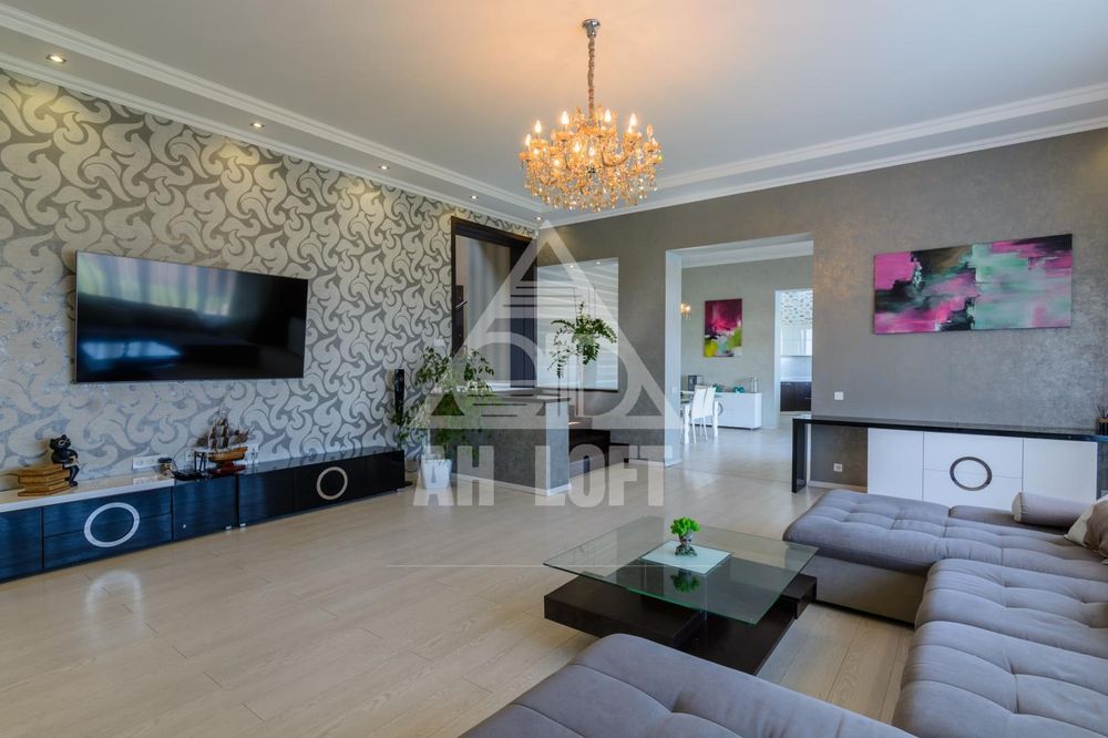 Будинок для великої родини, з басейном