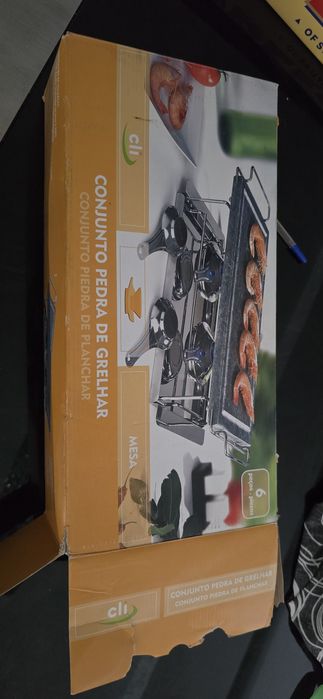 Grelhador de pedra com duas lamparinas de gel