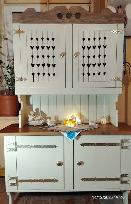 Kredens z drzewa jesionowego.