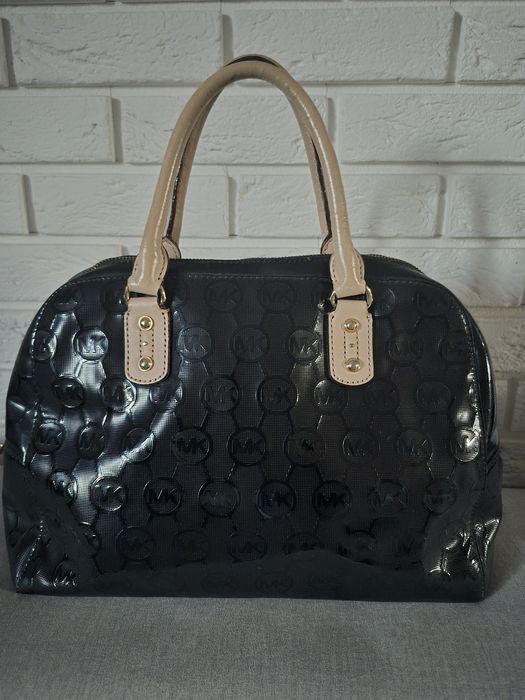 MK Michael Kors czarna lakierowana torebka beżowe skórzane uszy