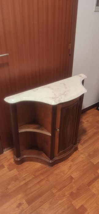 Credência de madeira com tampo de pedra