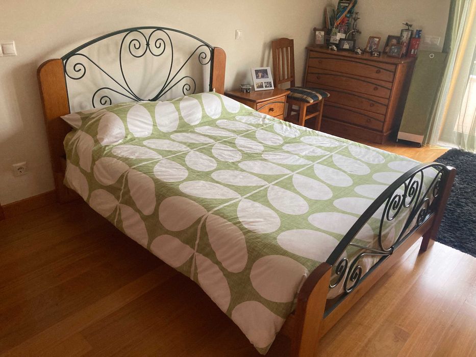 Mobilia completa de quarto em madeira maciça como nova.