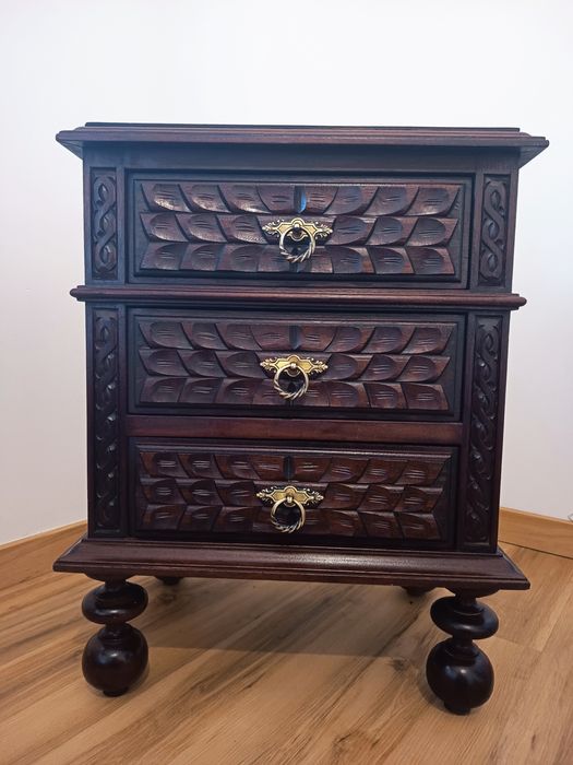 Mesa de Cabeceira / Móvel de Apoio Antigo em Madeira Maciça Trabalhada