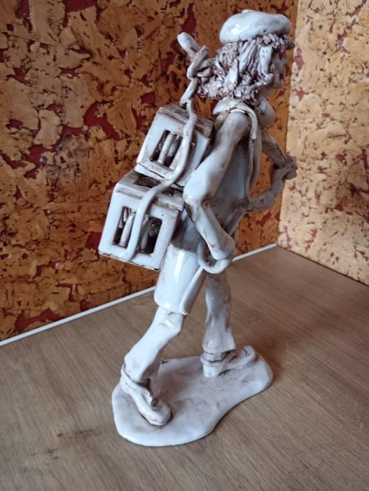 Figurka  Gołębiarza