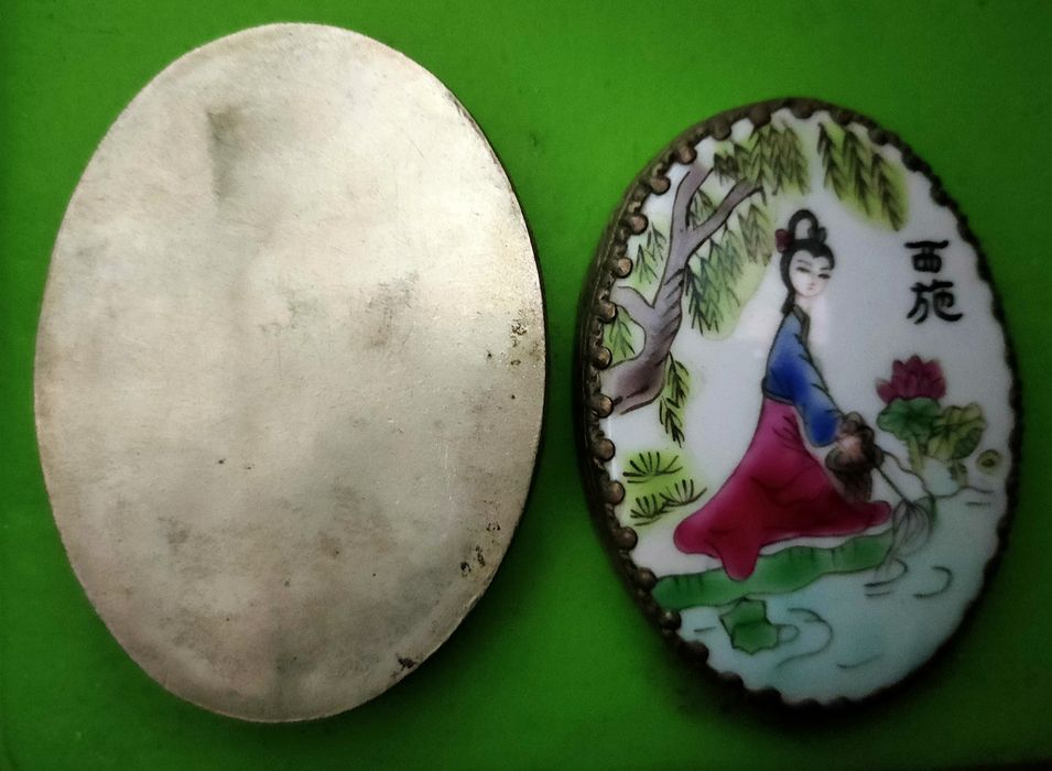 Caixa Oval em Metal c/ Tampa em Porcelana c/Espelho
