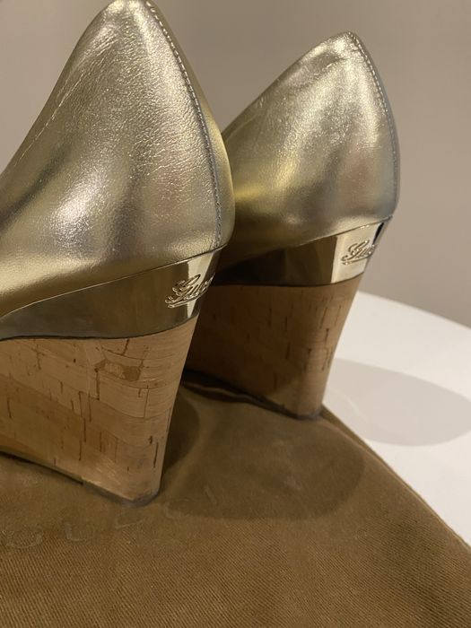 Sapato dourado Gucci