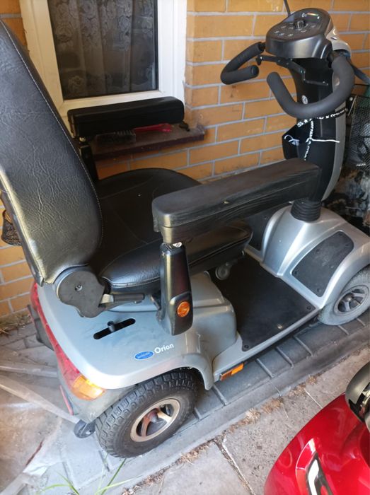 Skuter elektyczny czterokołowy