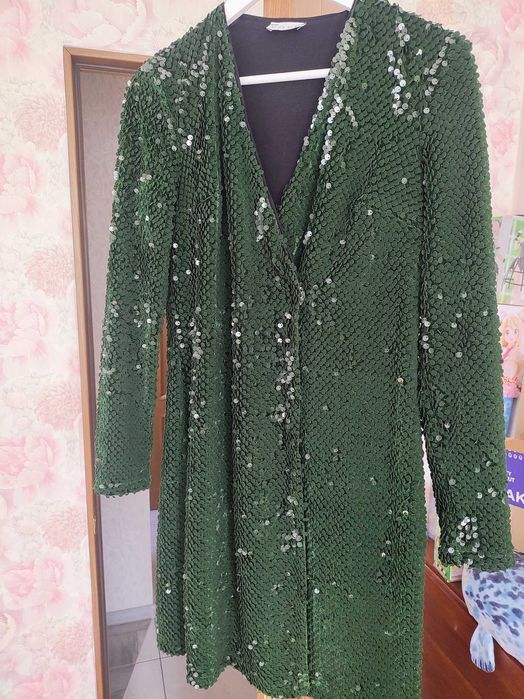 Темно-зелена коктейльна сукня однотонна