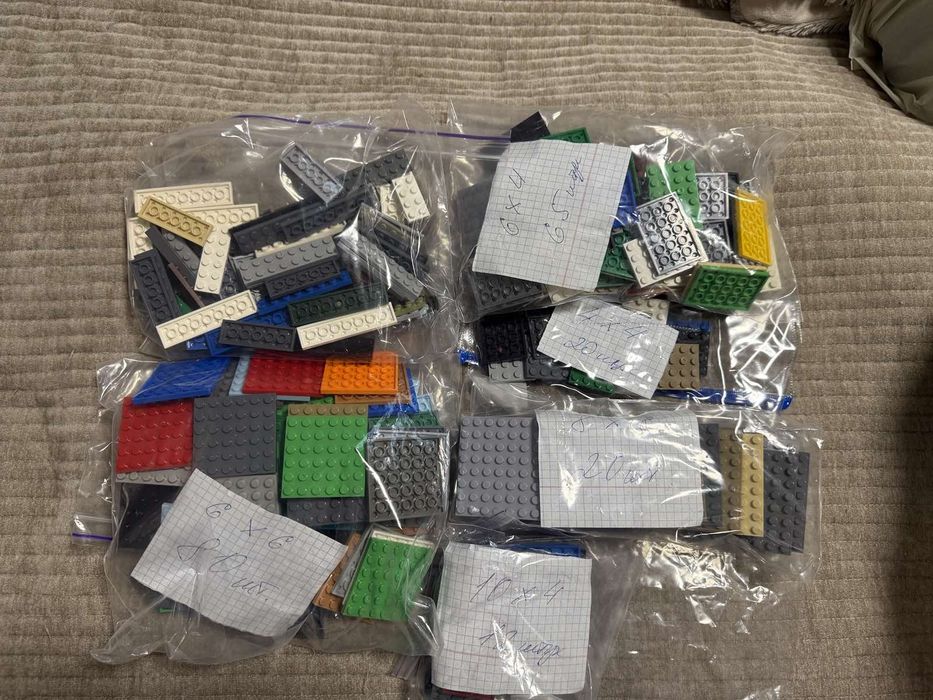 Деталі від конструктора Лего