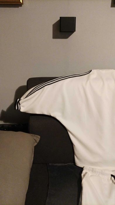 Nowy dres damski kremowy z czarnymi lamowkami.