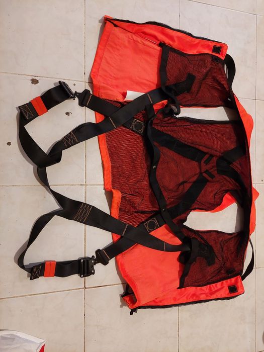 Arnês com colete refletor laranja