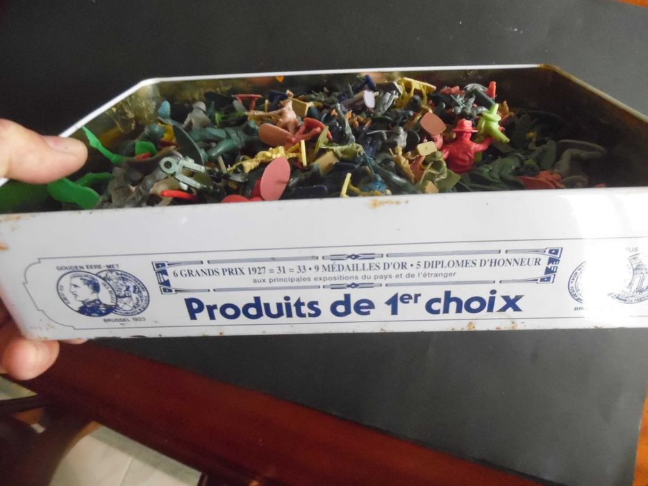 Centenas de soldadinhos de brinquedo, figuras militares clássicas em caixa de metal antiga