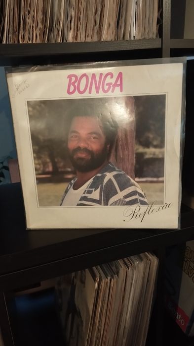 Vendo 35 álbuns de vinil de música africana em muito bom estado de vários artistas só entrego em mão