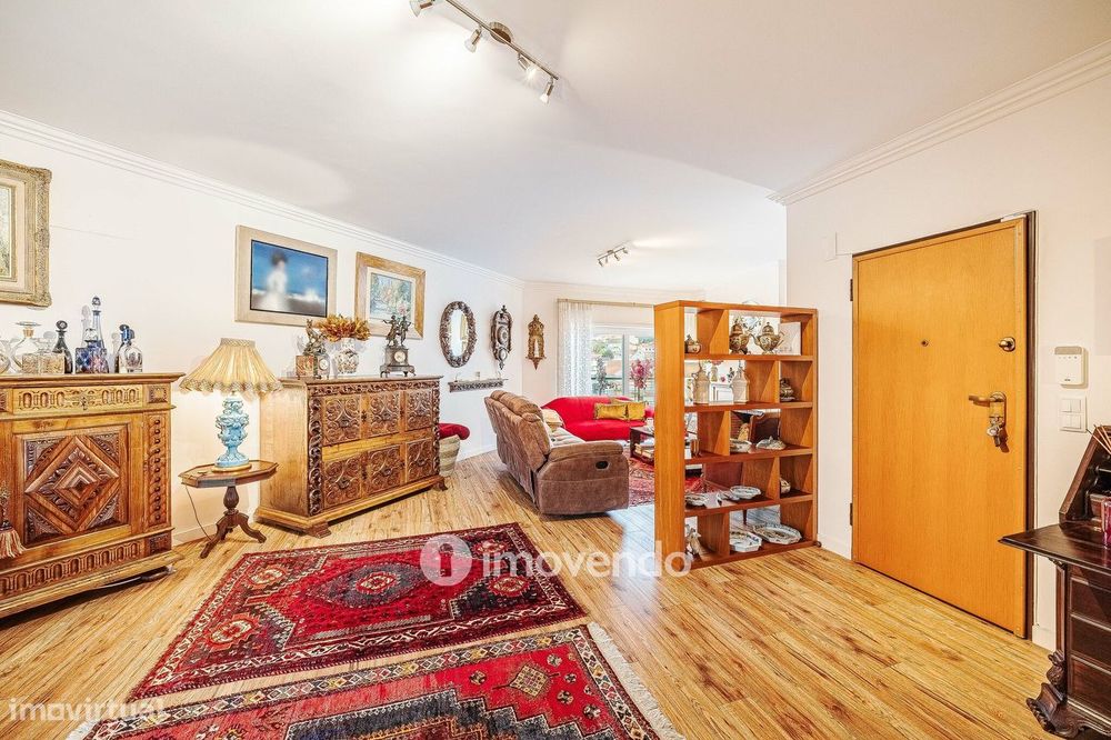 Apartamento T3 Duplex, com estacionamento, no Condomínio do Loural