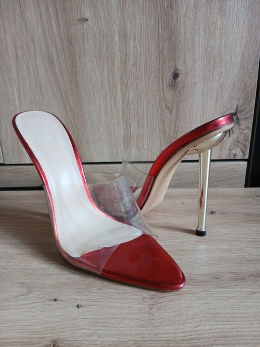 Czerwone obcasie Femme