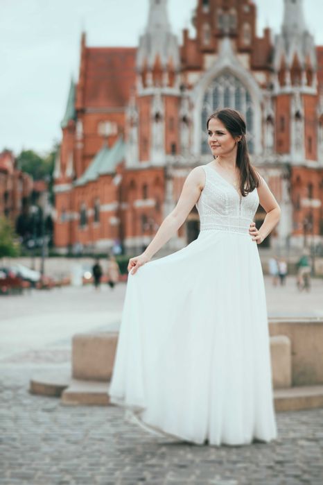 Suknia slubna z koronkowa góra