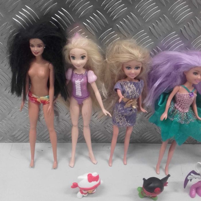 Bonecas e figurinos miniaturas.
