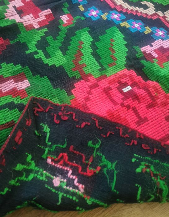 Ludowy dywan kilim w róże wełna