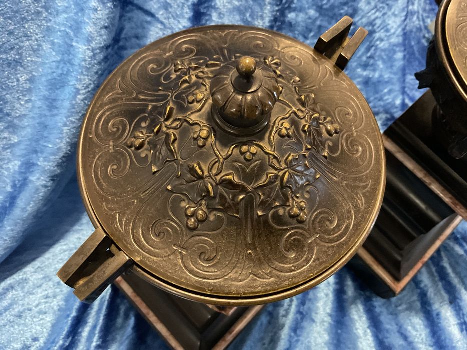 Bronze par French marble taxas cassolettes altura 27 cm