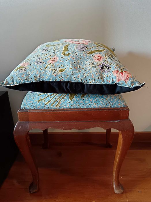 Banco vintage com almofada decorativa