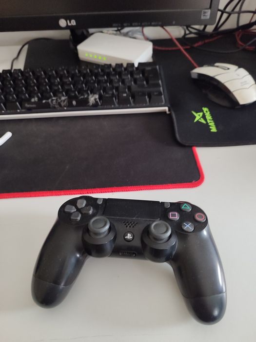 Vendo PC perfeitamente para jogos com monitor e controle da ps4