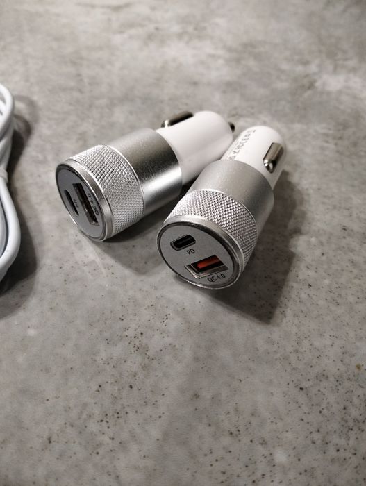 ładowarka samochodowa z portami USB-C i USB-A, umożliwiająca ładowanie