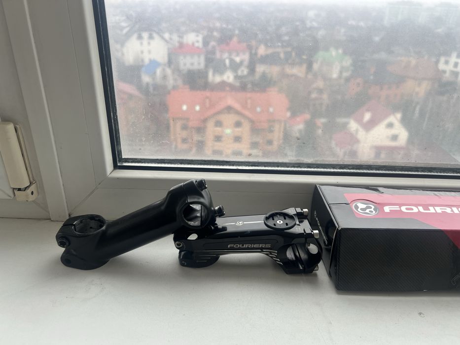 Винос з підйомом і є  з кріпленням під обладнання Fouriers