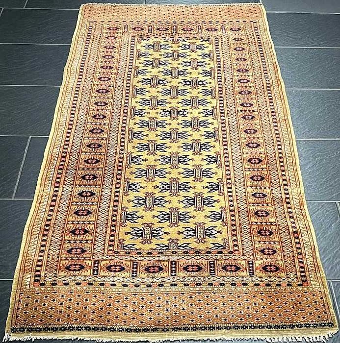 Tapete Oriental Paquistanês original com padrão BOCHARA, elaborado manualmente em lã sobre algodão, com 180cm x 95cm