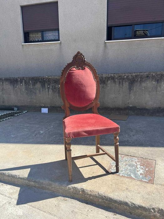 Cadeira antiga almofadada