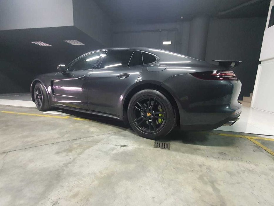 Porsche Panamera 4 E-Híbrido – Elegância que Respira Potência.