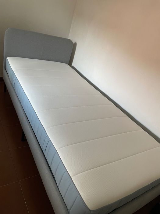 Cama de solteiro com colchão e estrado