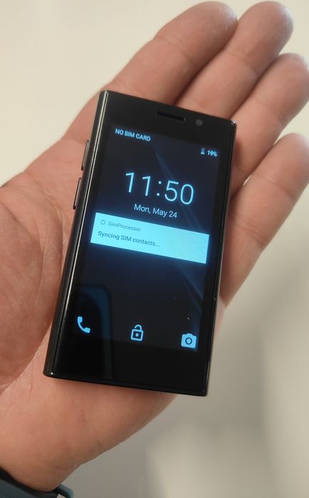 World's Smallest Mobile Phone, with Screen Protector and Protective Case64564135053441122