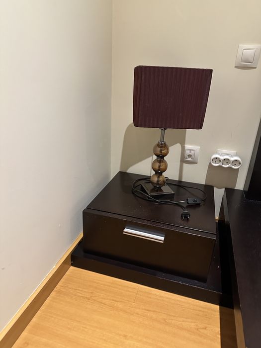 Candeeiro castanho de mesinha de cabeceira ou aparador