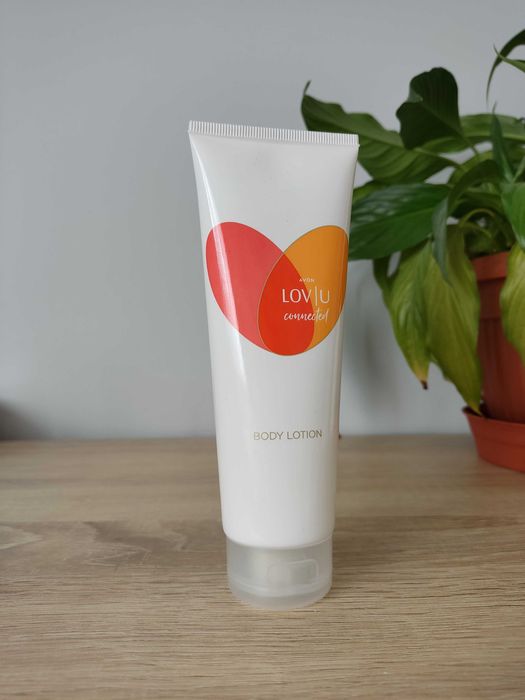 Balsam do ciała Lov U Connected Avon pachnący zapach perfumowany