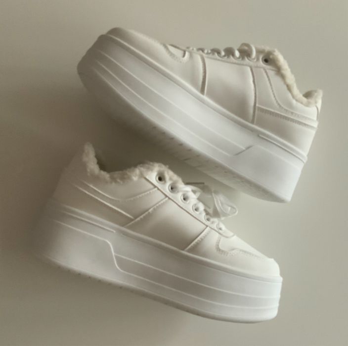 Białe  ucieplane buty na wysokiej koturnie