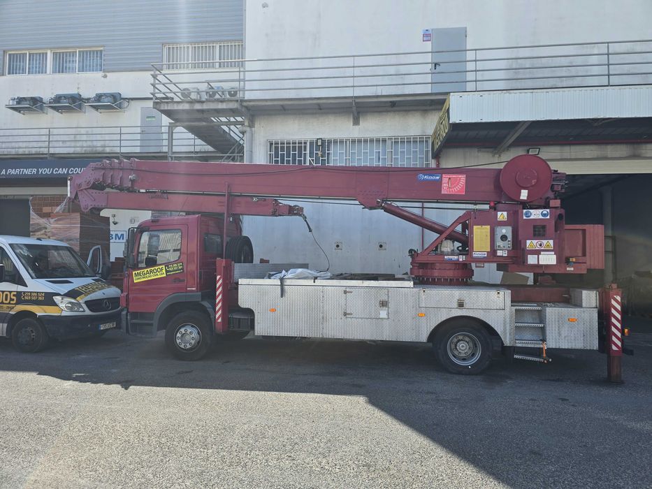 Camião com grua de 46 metros